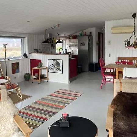 Summer House With Orangery In بيت للعطل