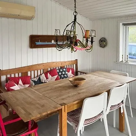 Summer House With Orangery In بيت للعطل *