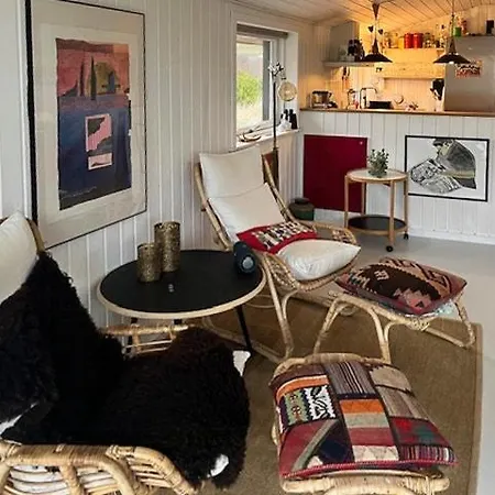 Summer House With Orangery In بيت للعطل *